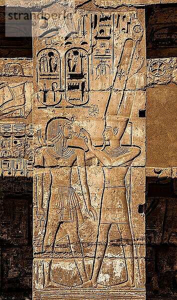 Amun haucht Ramses III. das Leben ein  Seitenkammer der Großen Hypostylhalle  Medinet Habu  Totentempel Ramses III. Luxor  Theben-West  Ägypten  Luxor  Theben  West  Ägypten  Afrika