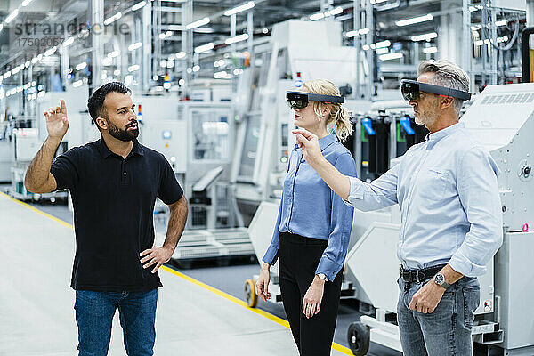 Mitarbeiter mit Augmented-Reality-Brille arbeiten in der Industrie