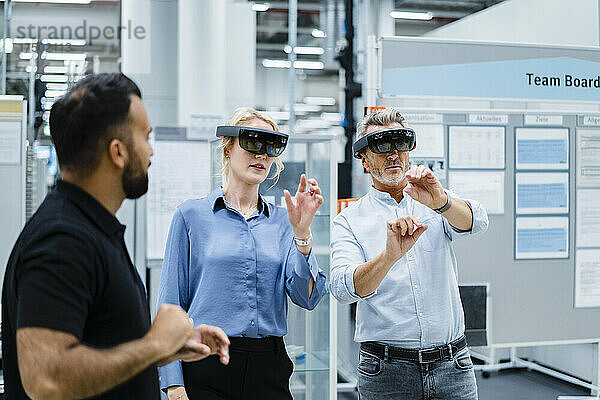 Mitarbeiter nutzen Augment-Reality-Brillen in der Elektroindustrie