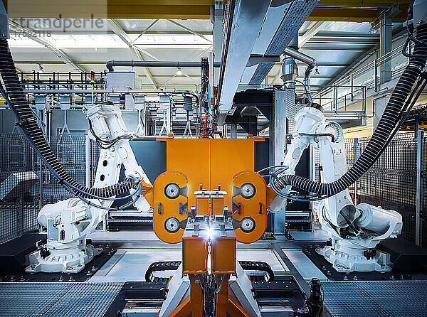 Roboterarme arbeiten in einer modernen Fabrik