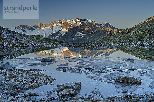 Friesenbergsee in der Abenddämmerung mit Hochfeiler im Hintergrund