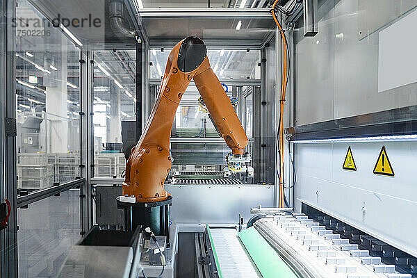Roboterarm arbeitet in der Industrie