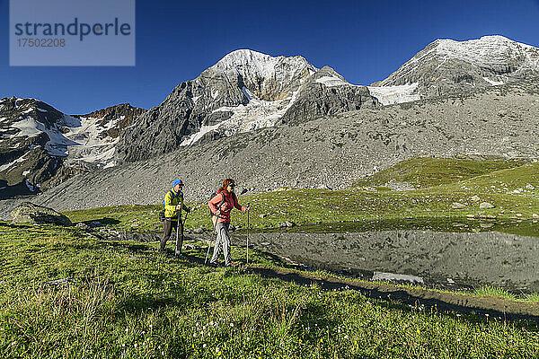 Zwei Personen wandern in den Ortler-Alpen