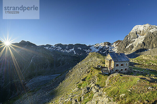 Hintergrathütte in den Ortler Alpen bei Sonnenaufgang