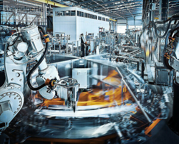 Roboterarme arbeiten in einer modernen Fabrik