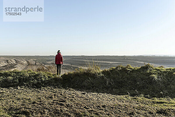 Frau blickt an einem sonnigen Tag auf das Tagebauwerk Garzweiler  Nordrhein-Westfalen  Deutschland