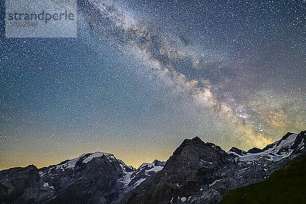 Milchstraßengalaxie  die sich über die Gipfel der Ortler-Alpen erstreckt