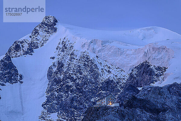 Abgeschiedene Payerhütte in der Ortlergruppe in der Abenddämmerung