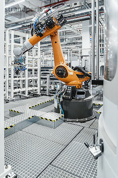 Automatisierter Roboterarm in der Fertigungsindustrie