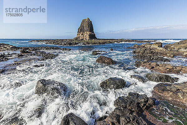 Australien  Victoria  Cape Schanck  felsige Küste mit Pulpit Rock im Hintergrund
