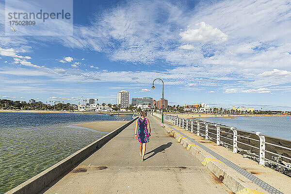 Australien  Victoria  Melbourne  Touristin spaziert am Saint Kilda Pier entlang