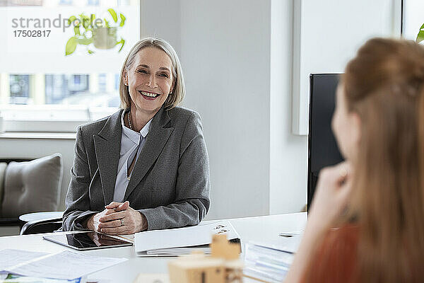 Ältere Geschäftsfrau diskutiert mit Kollegen im Büro