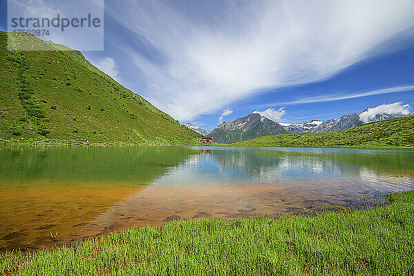 Malerische Aussicht auf den Berger See im Frühling mit der Bergerseehütte im Hintergrund