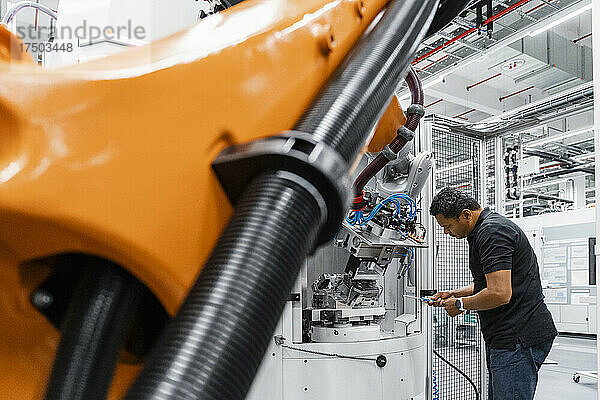 Wartungstechniker repariert Roboterarm in der Fabrik