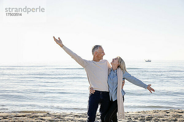 Sorgloses Paar genießt es gemeinsam am Strand