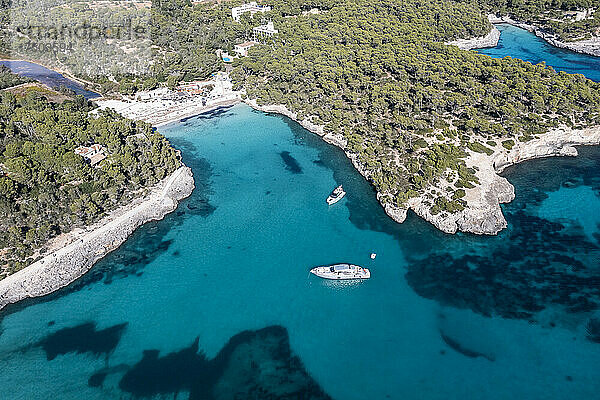 Boote im Meer am Calo des Borgit  Naturpark Mondrago  Mallorca  Spanien