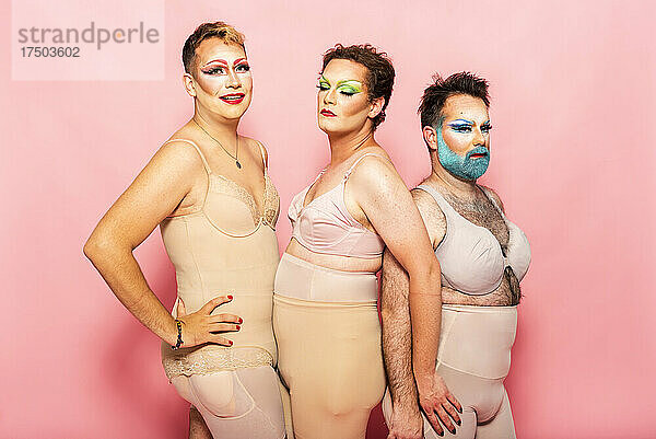 Drag Queens in Shapewear vor rosa Hintergrund