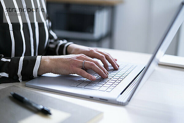 Geschäftsfrau benutzt Laptop am Schreibtisch im Heimbüro