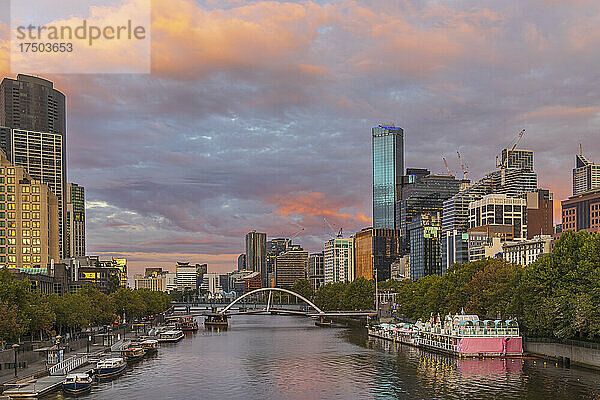 Australien  Melbourne  Victoria  Yarra River Kanal in Southbank im Morgengrauen mit Evan Walker Bridge im Hintergrund
