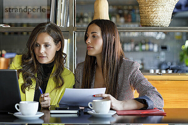 Geschäftsfrauen mit Laptop arbeiten im Café zusammen