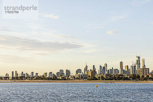 Australien  Victoria  Melbourne  Port Philip Bay in der Sommerdämmerung mit der Skyline der Stadt im Hintergrund