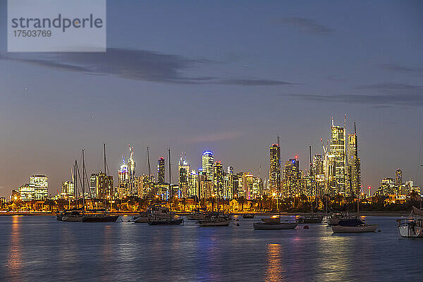 Australien  Victoria  Melbourne  Yachten schweben in der Abenddämmerung vor der beleuchteten Skyline der Stadt
