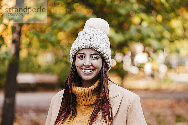 Junge Frau mit Strickmütze im Herbstpark