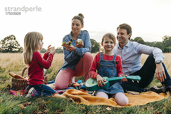 Glückliche Familie genießt Picknick im Park