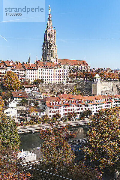 Glockenturm und Gebäude in der Stadt Bern  Schweiz