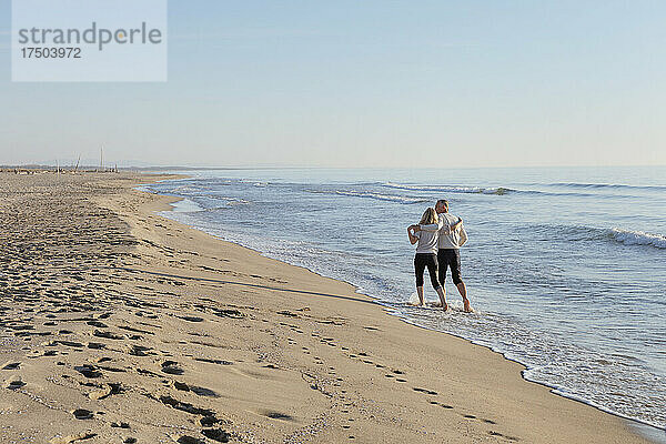 Paar genießt das Meer am Strand