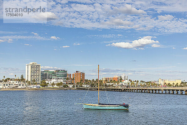 Australien  Victoria  Melbourne  einsame Yacht schwimmt im Sommer vor dem Saint Kilda Pier