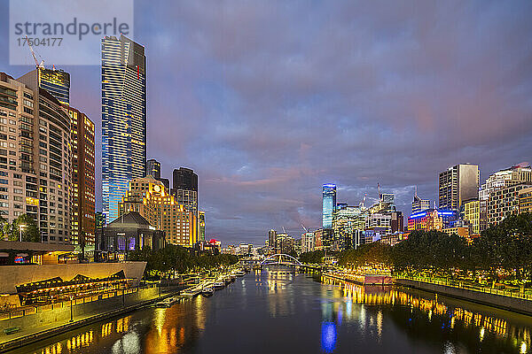 Australien  Melbourne  Victoria  bewölkter Himmel über dem Yarra River Kanal in Southbank in der Abenddämmerung