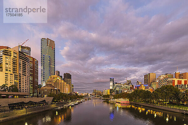 Australien  Melbourne  Victoria  bewölkter Himmel über dem Yarra River Kanal in Southbank in der Abenddämmerung
