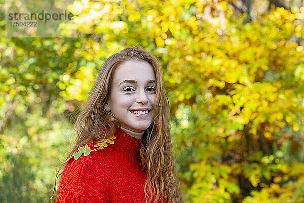 Glückliche junge Frau im Herbstwald