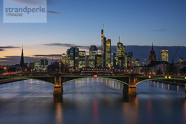 Deutschland  Hessen  Frankfurt  Ignatz-Bubis-Brücke in der Abenddämmerung mit der Skyline der Innenstadt im Hintergrund