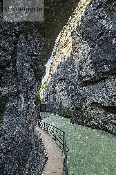 Fluss fließt durch die Aareschlucht bei Meiringen  Berner Oberland  Schweiz