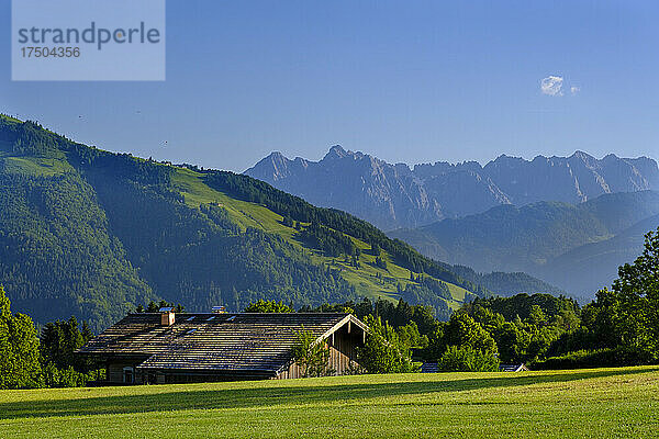 Deutschland  Bayern  Reit im Winkl  einsame Berghütte in den malerischen Chiemgauer Alpen