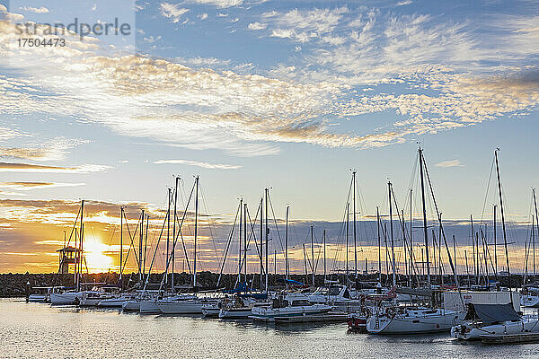 Australien  Victoria  Melbourne  Boote liegen bei Sonnenuntergang im Yachthafen der Royal Melbourne Yacht Squadron fest