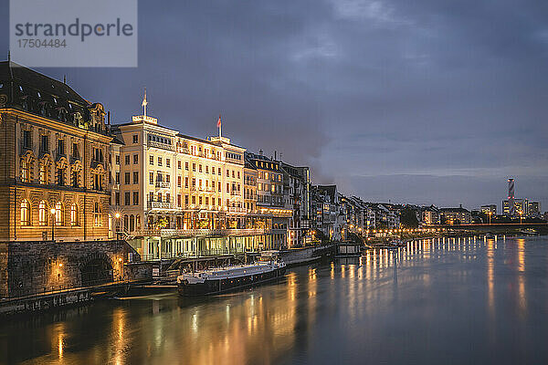 Schweiz  Basel-Stadt  Basel  Stadtufer bei Nacht von der Mittelbrücke aus gesehen