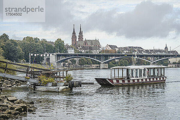 Schweiz  Basel-Stadt  Basel  Kleine Fähre wartet auf dem Rheinkanal mit Brücke und Basler Münster im Hintergrund