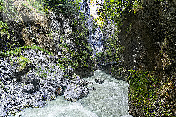 Der Fluss Aare fließt durch die Schlucht bei Meiringen  Berner Oberland  Schweiz