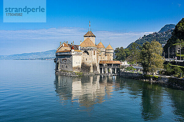 Schweiz  Kanton Waadt  Veytaux  Luftaufnahme des Genfersees und des Schlosses Chillon