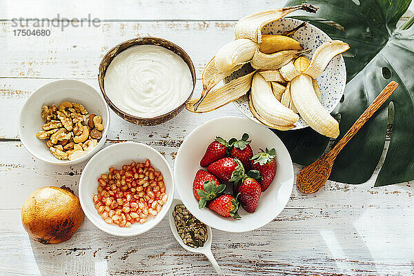 Frisches Obst und Joghurt in Schüsseln auf dem Tisch