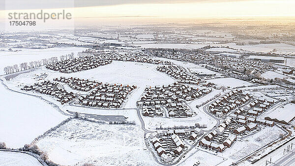 Großbritannien  England  Lichfield  Luftaufnahme eines schneebedeckten Vorortes in der Abenddämmerung