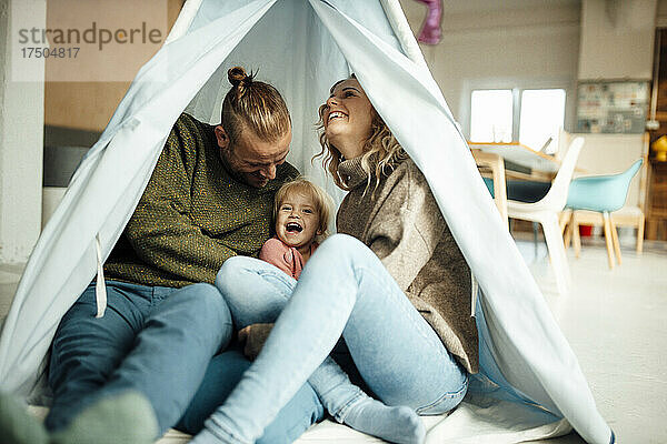 Verspielte Familie genießt es im heimischen Zelt