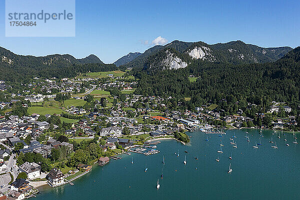 Österreich  Salzburg  St. Gilgen  Drohnenansicht eines Dorfes am Ufer des Wolfgangsees im Sommer