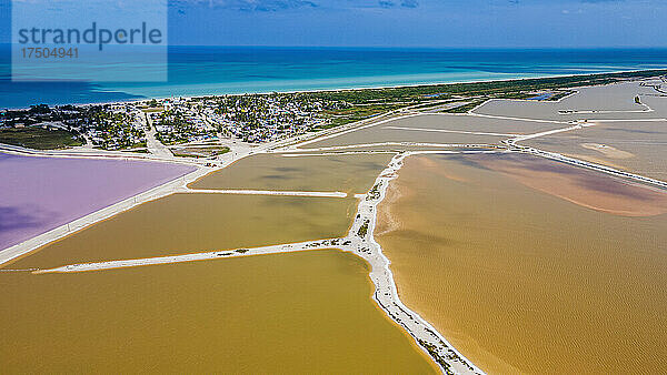 Mexiko  Yucatan  Las Coloradas  Luftaufnahme von Salzverdunstungsteichen an der Küste