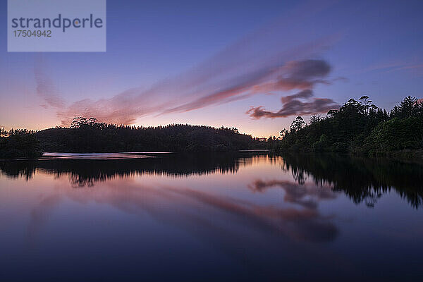 Langzeitbelichtung des Mangamahoe-Sees im violetten Morgengrauen