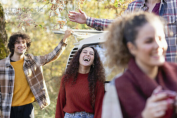 Freunde amüsieren sich am Wochenende im Herbstwald