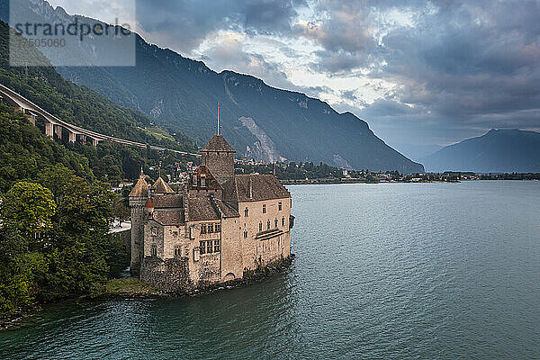 Schweiz  Kanton Waadt  Veytaux  Luftaufnahme des Genfersees und des Schlosses Chillon in der Abenddämmerung